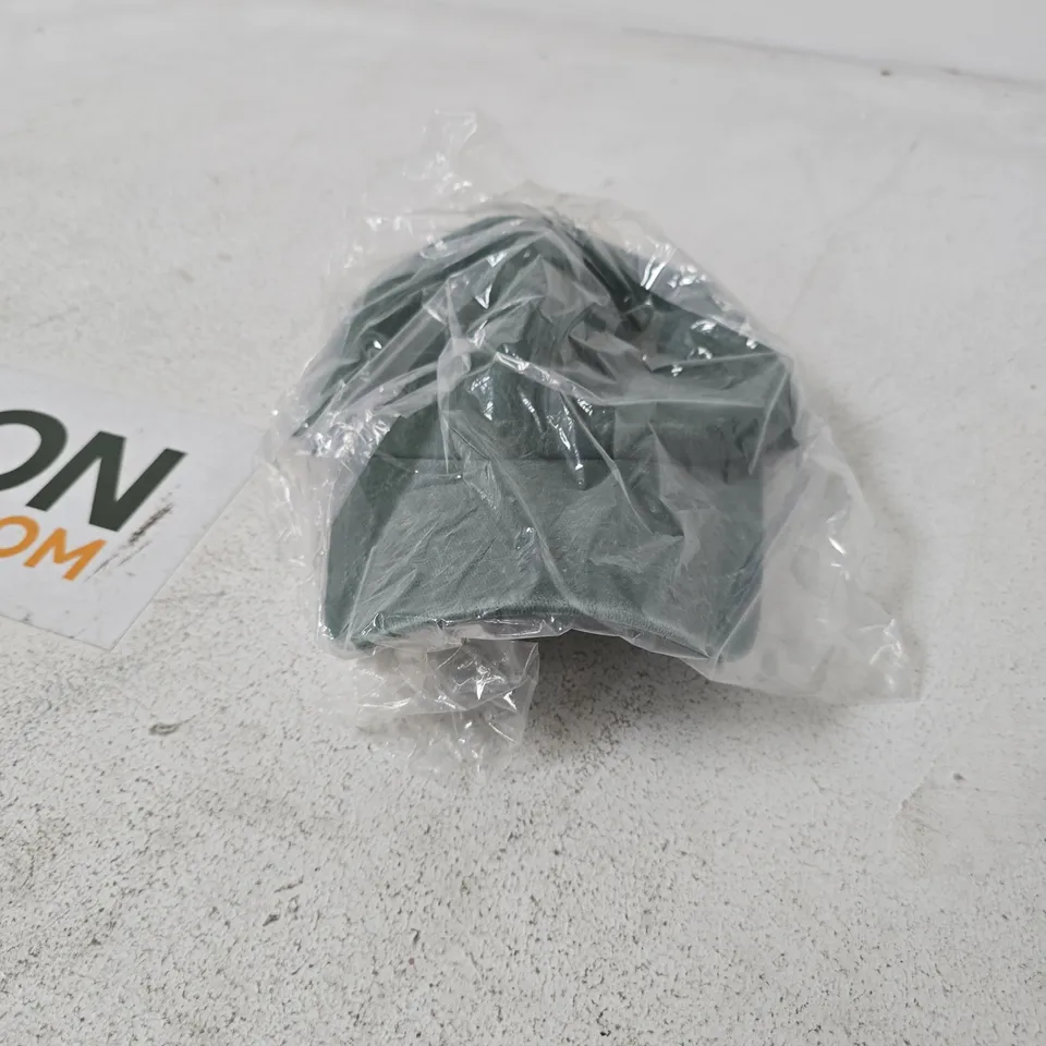 BOX OF APPROXIMATELY 15 ASSORTED ITEMS INCLUDING SLAZENGER BAG AND GREEN BASEBALL CAP 