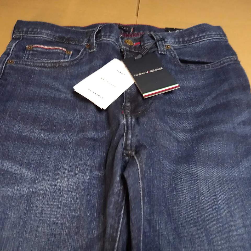 TOMMY HILFIGER SLIM FIT BLEECKER THE FLEX JEANS IN DARK BLUE - W30/L30