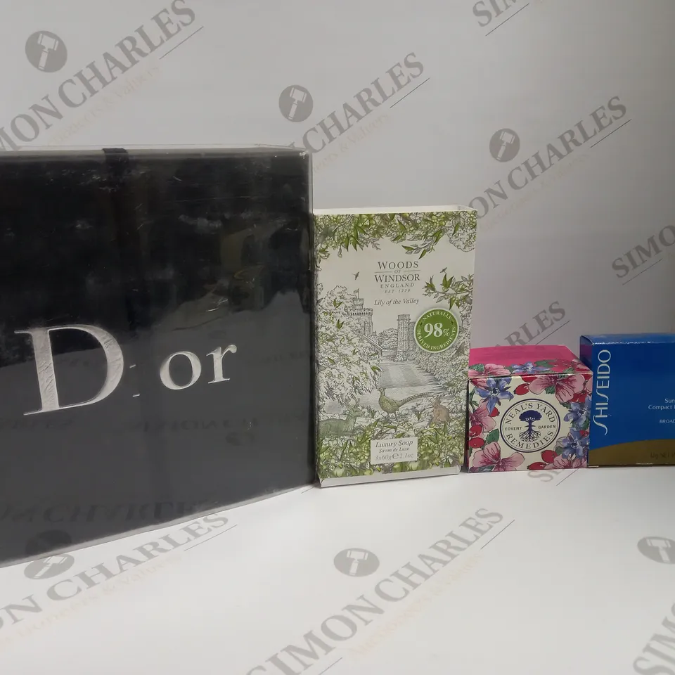 APPROXIMATELY 10 ASSORTED BEAUTY PRODUCTS TO INCLUDE DIOR EAU SAUVAGE GIFT SET, WOODS OF WINDSOR LILY OF THE VALLEY LUXURY SOAP, NEAL'S YARD REMEDIES BEAUTY BALM, SHISEIDO COMPACT FOUNDATION ETC.