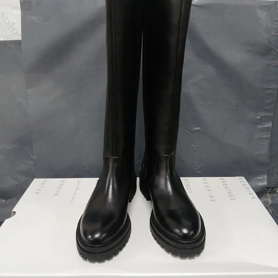 BOXED PAIR OF GEOX IRIDEA BOOTS IN BLACK - 7