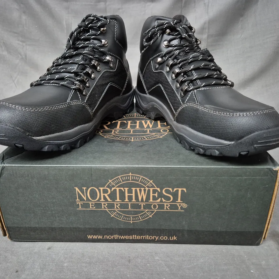 BOXED PAIR OF NORTHWEST TERRITORY YUKON ANKLE BOOTS IN BLACK SIZE 11