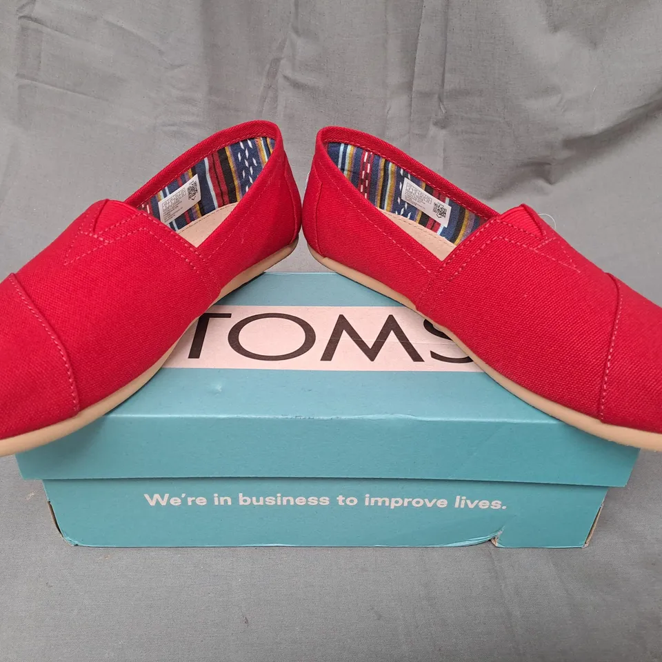 BOXED PAIR OF TOMS ALPARGATA SLIP-ON CANVAS SHOES IN RED UK SIZE 6