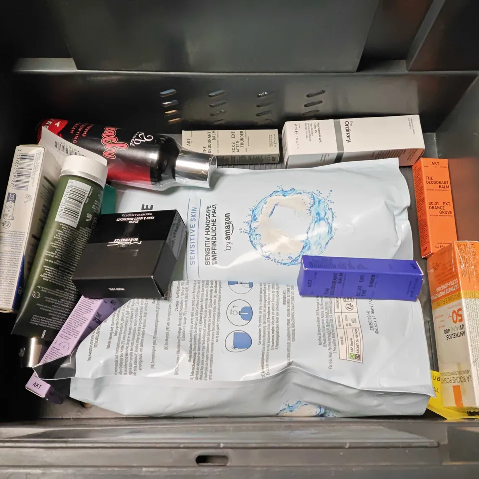  LOT OF ASSORTED HEALTH AND BEAUTY ITEMS TO INCLUDE ABSOLUTE COLLAGEN SHAMPOO, DERMATICA PEPTIDE MOISTURISER AND 1L HAND WASHES
