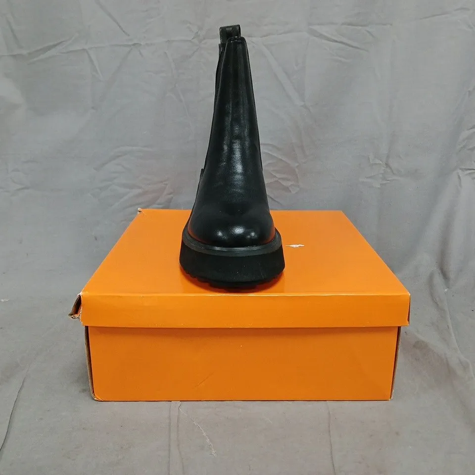 BOXED PAIR OF ROCKET DOG CHUNKY WEDGE ANKLE BOOTS IN BLACK SIZE UK 5