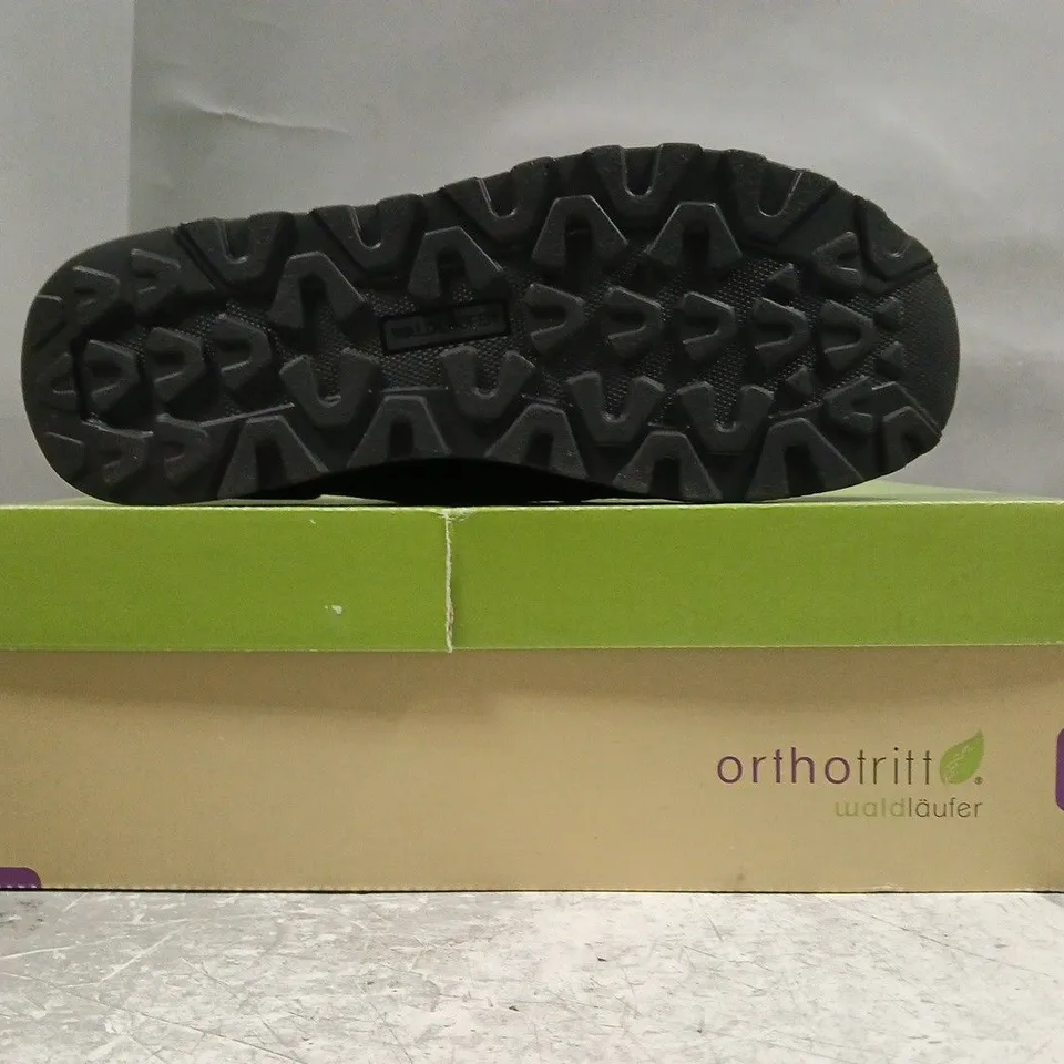 BOXED PAIR OF WALD LAUFER SHOES IN BLACK SIZE 6.5