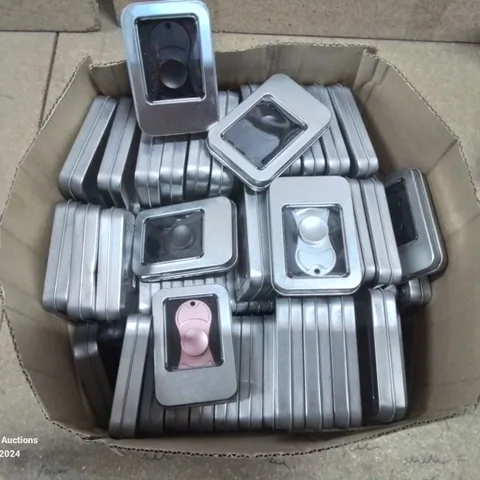 BOX CONTAINING LARGE AMOUNT OF METAL FIDGET SPINNERS IN VARIOUS COLOURS