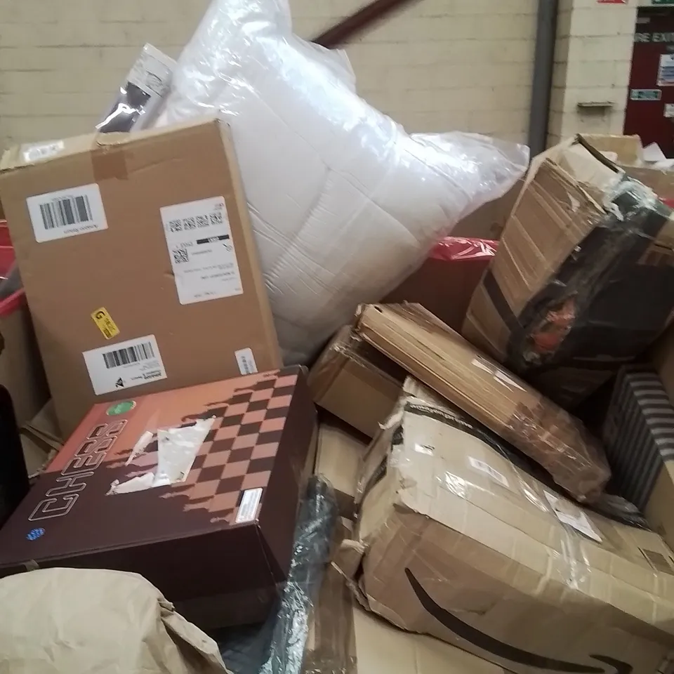 PALLET CONTAINING VARIOUS ASSORTED BOXED HOUSEHOLD ITEMS TO INCLUDE: DUVET  COVERS,MATTRESS  TOPPER,AND LOTS MORE UNMARKED BOXED ITEMS 