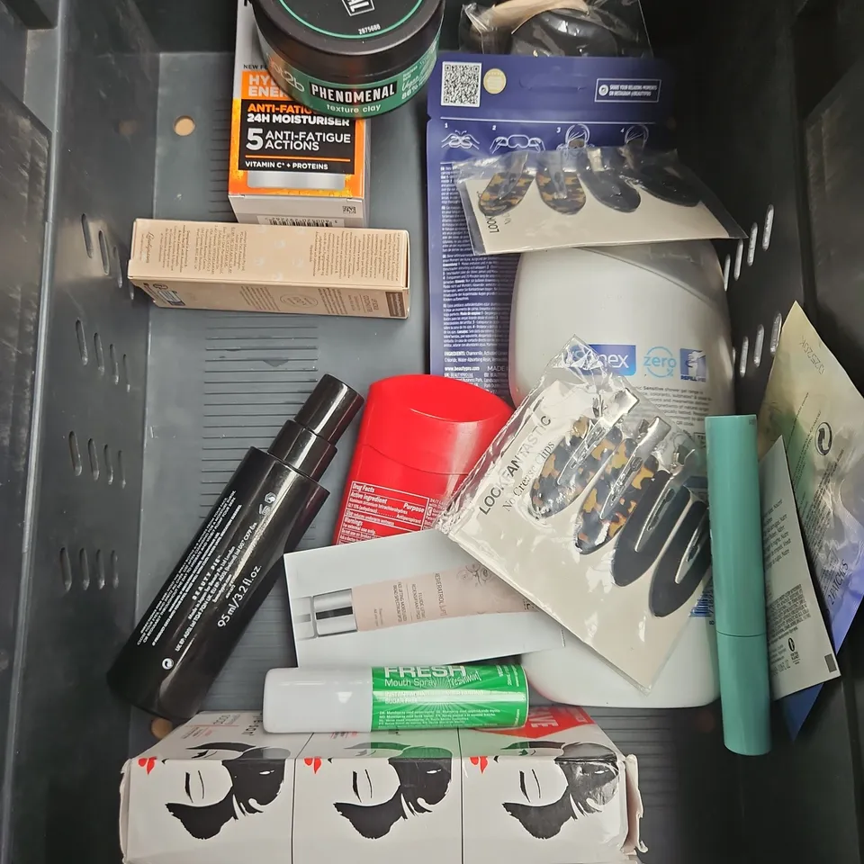 APPROXIMATEY 20 HEALTH AND BEAUTY PRODUCTS TO INCLUDE - RITUALS... BEARD HYDRATOR - SUNDAY RAIN BUBBLE BATH - THE RITUAL OF JING RELAXING BODY SCRUB - ETC