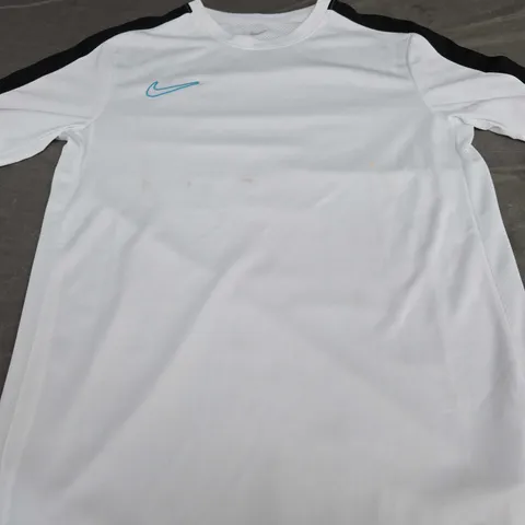 NIKE LOGO CASUAL TEE - SIZE XL - KIDS