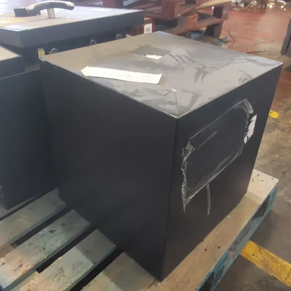 CHUBBSAFES HEAVY DUTY SECURITY SAFE - LOCKED