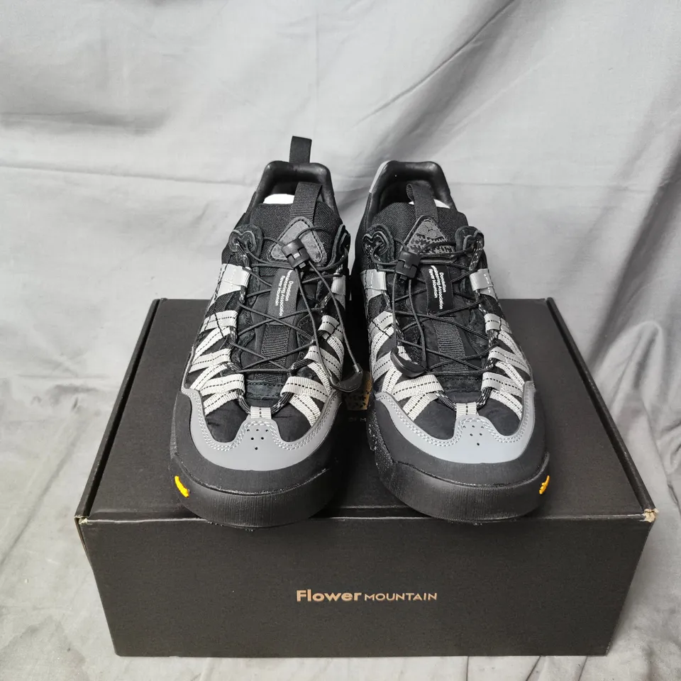 BOXED PAIR OF FLOWER MOUNTAIN IWANO 2 TRAINERS IN ANTHRACITE - UK 6