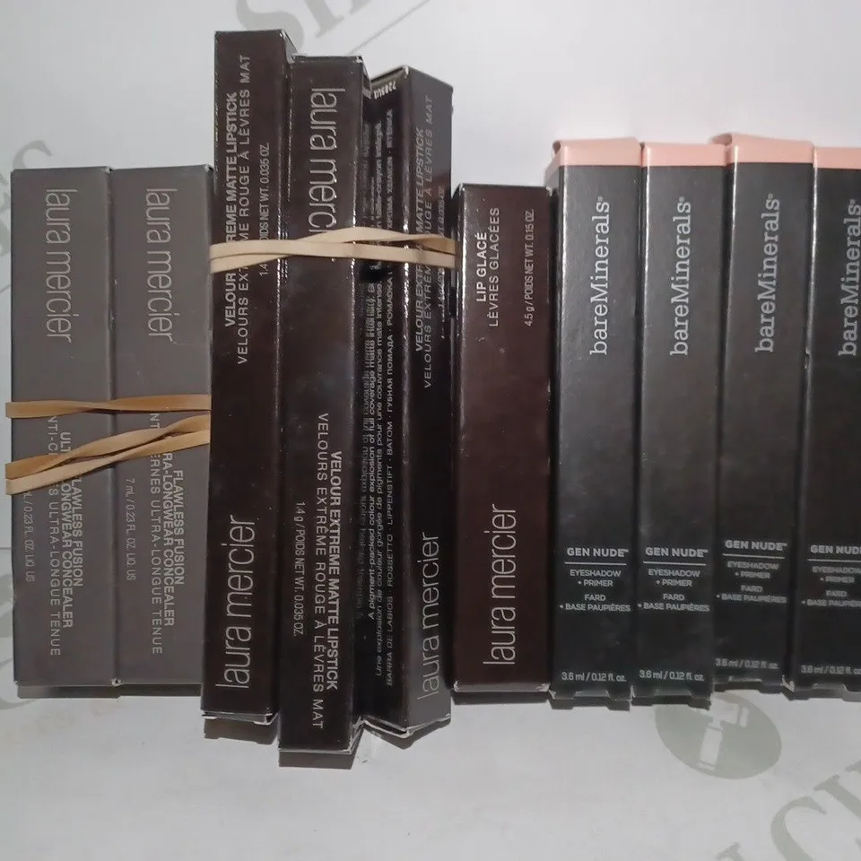 LOT OF APPROX 12 ASSORTED BEAUTY PRODUCTS TO INCLUDE BAREMINERALS EYESHADOW+PRIMER #TURNED UP. LAURA MERCIER MATTE LIPSTICK #QUEEN, LAURA MERCIER LIP GLACE #DESERT ROSE, ETC 