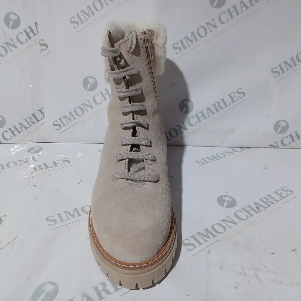 BOXED PAIR OF DUNE LONDON NATURAL SUEDE SIZE 7 LACEUP BOOTS