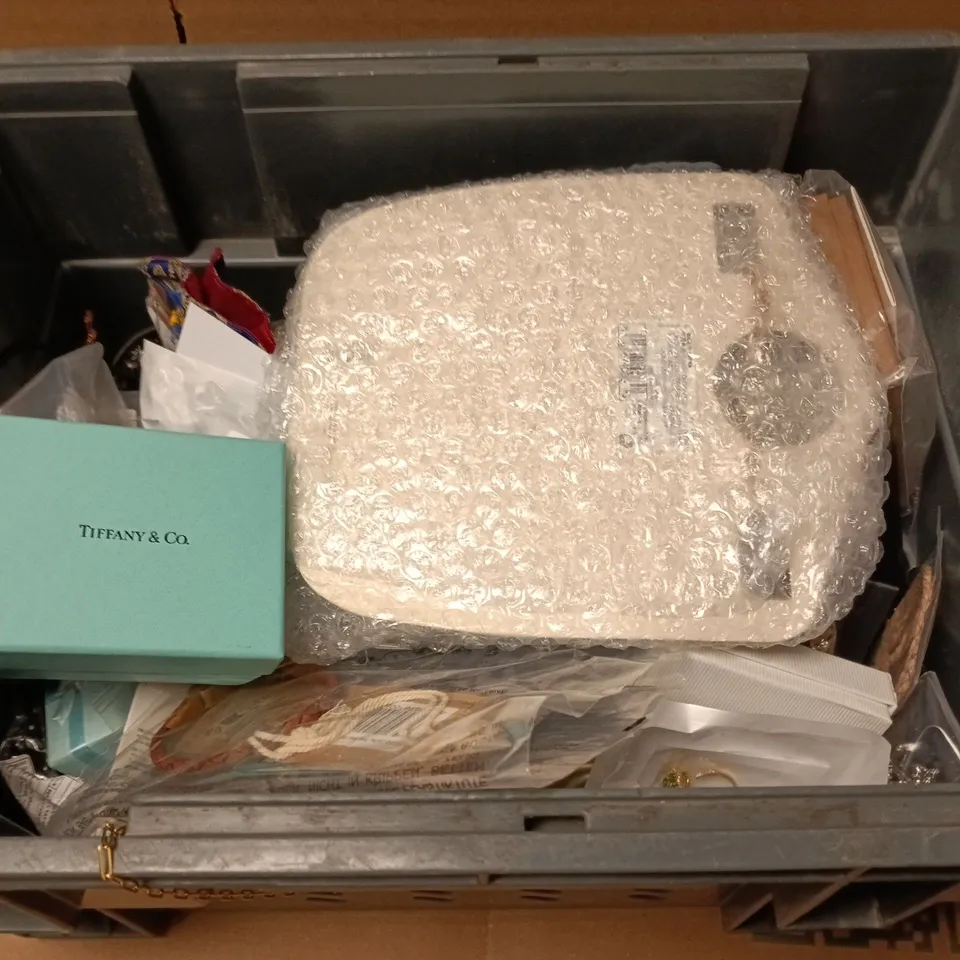 APPROXIMATELY 10 ASSORTED JEWELLERY ITEMS TO INCLUDE - NECKLACE ,WATCH , EARRINGS ETC