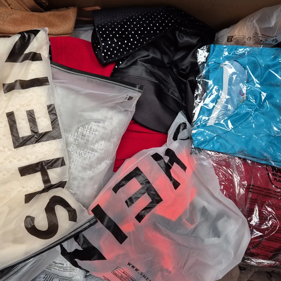 BOX OF APPROXIMATELY 20 ASSORTED CLOTHING AND FASHION ITEMS IN VARIOUS STYLES, SIZES, AND COLOURS - COLLECTION ONLY