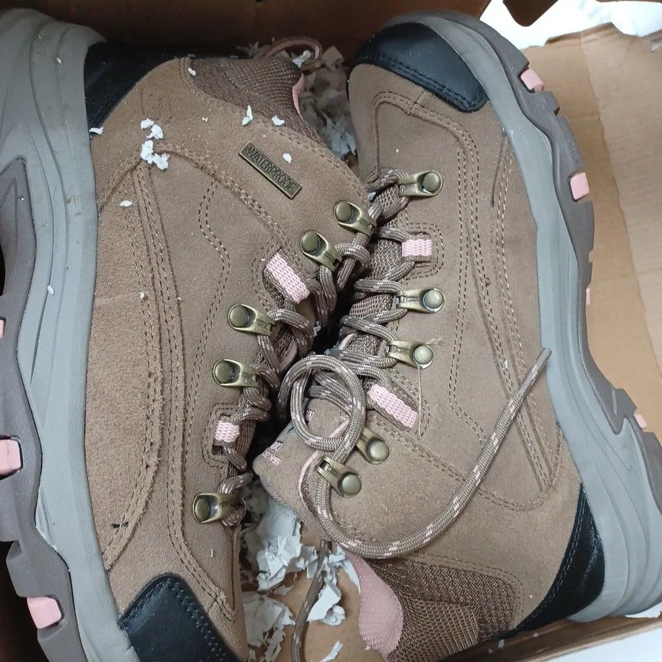 BOXED SKECHERS ALPH WATERPROOF BOOTS, TAN - SIZE 4 