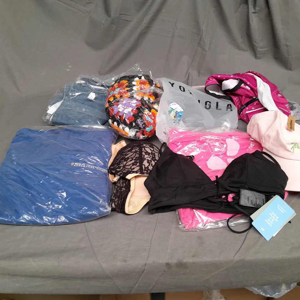 BOX OF APPROX 10 X ASSORTED ITEMS OF CLOTHING TO CONTAIN; HAT, BIKING GEAR, SHIRT ETC 
