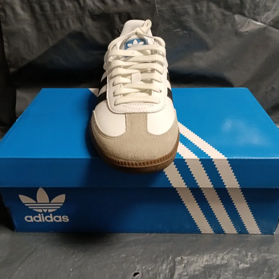 BOXED PAIR OF ADIDAS SAMBA OG TRAINERS IN WHITE/BLACK SIZE UK 7