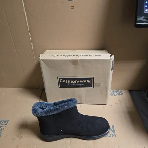 CUSHION-WALK WOMEN'S BLACK ANKLE BOOT WITH FAUX-FUR LINING – UK SIZE 7 