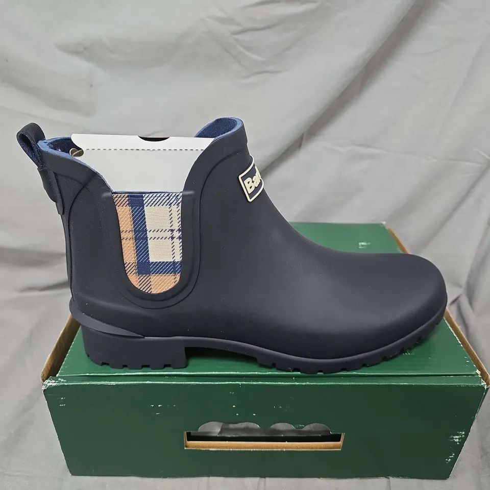 BOXED PAIR OF BARBOUR WILTON WELLINGTON SHOES IN NAVY - UK 8