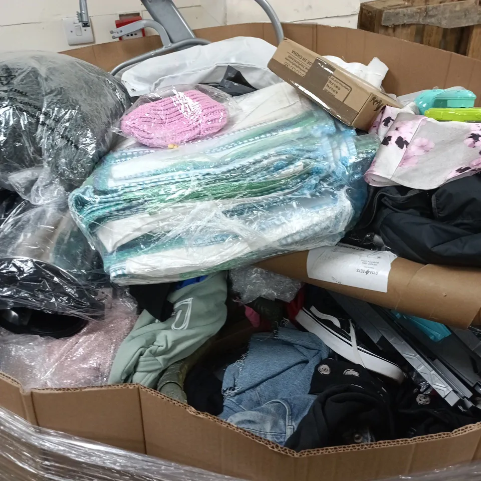 PALLET OF A LARGE QUANTITY OF ASSORTED ITEMS INCLUDING PEDAL BIN , DINOSAUR TOY , SING A LONG SPINNING WHEEL AND VARIOUS BOOKS