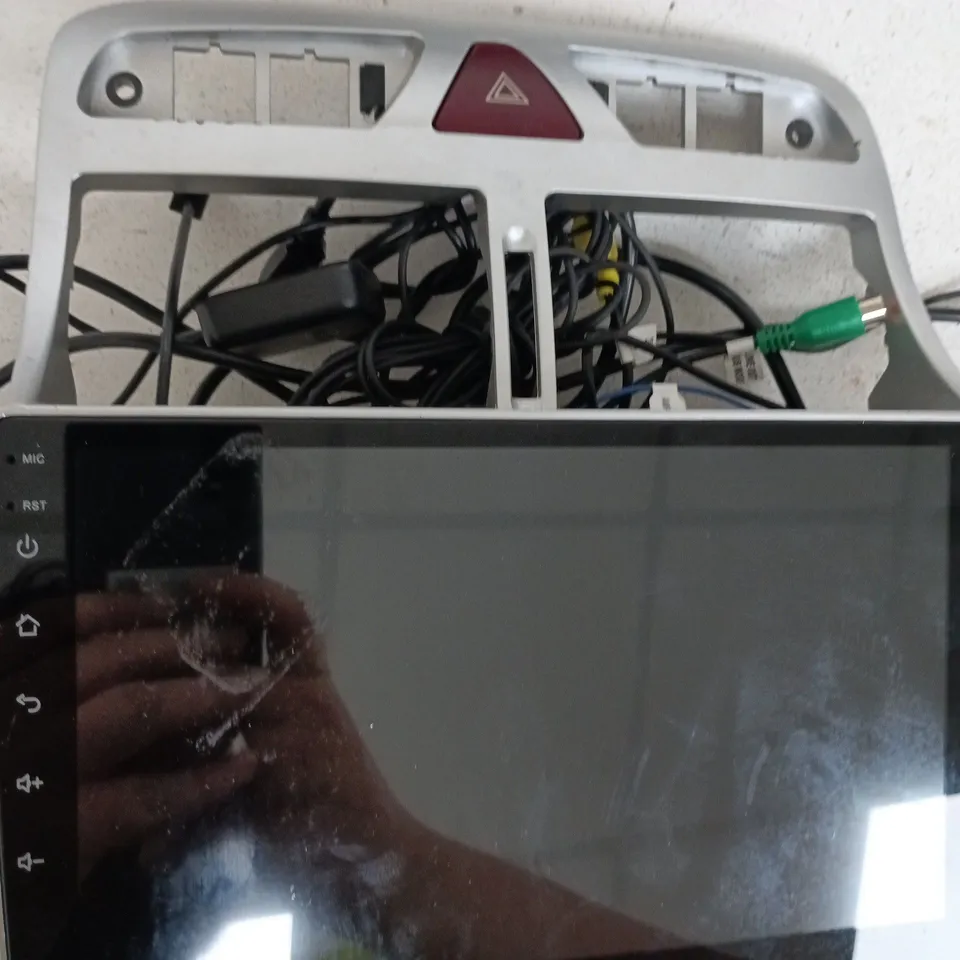 IN-CAR MULTIMEDIA HEAD UNIT WITH TOUCHSCREEN DISPLAY AND DASH-MOUNT FRAME