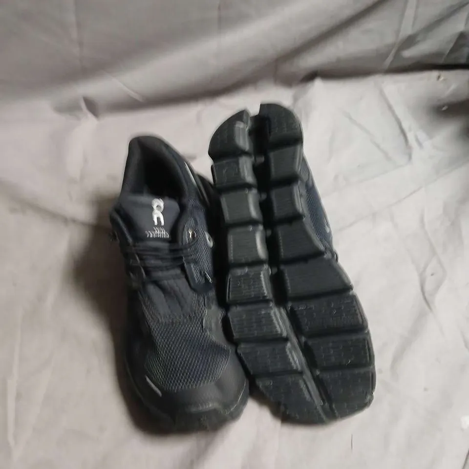 ON RUNNING TRAINERS – BLACK - SIZE UK 3.5