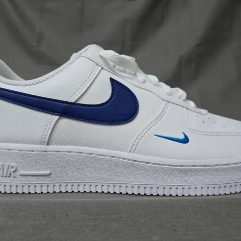 BOXED PAIR OF NIKE AIR FORCE 1 '07 SHOES IN WHITE/BLUE UK SIZE 8