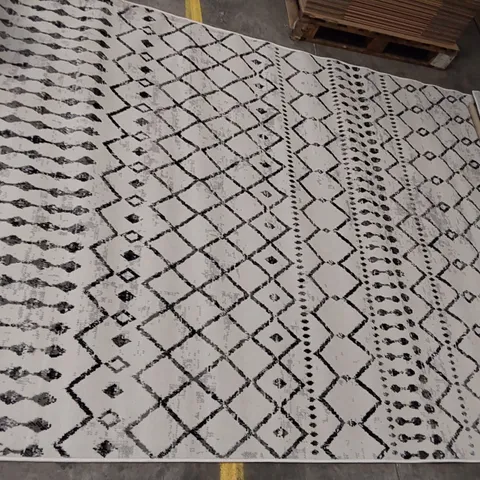 MALENA BLACK/OFF-WHITE RUG // 6'7" X 9'
