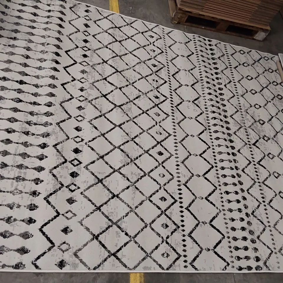 MALENA BLACK/OFF-WHITE RUG // 6'7" X 9'