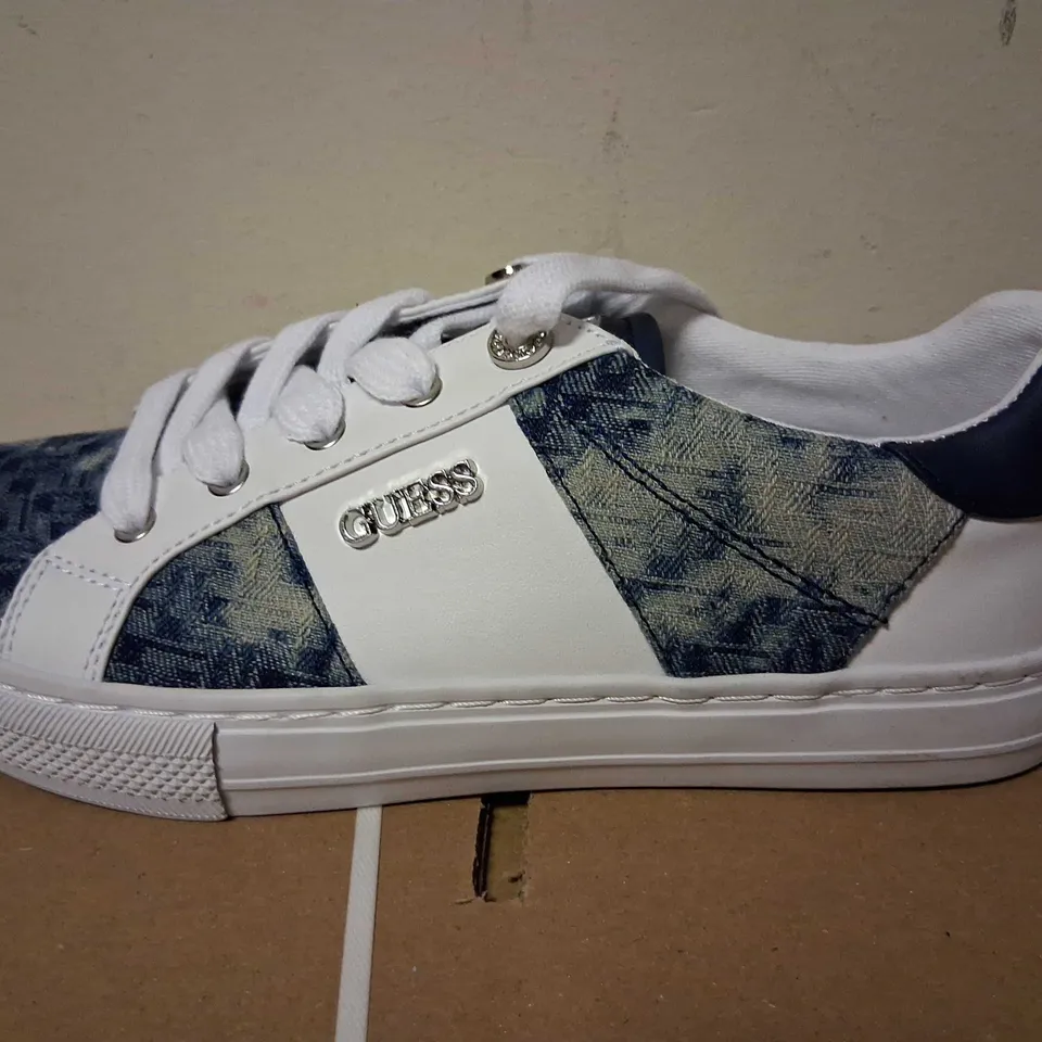 GUESS WHITE AND DENIM SIZE 8.5