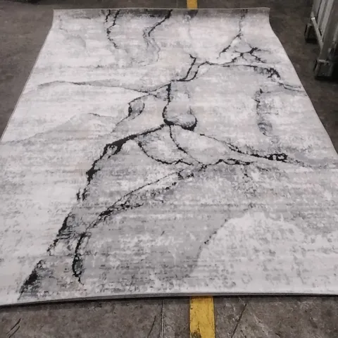 PALIG ORIENTAL AREA RUG APPROXIMATELY 200X275CM