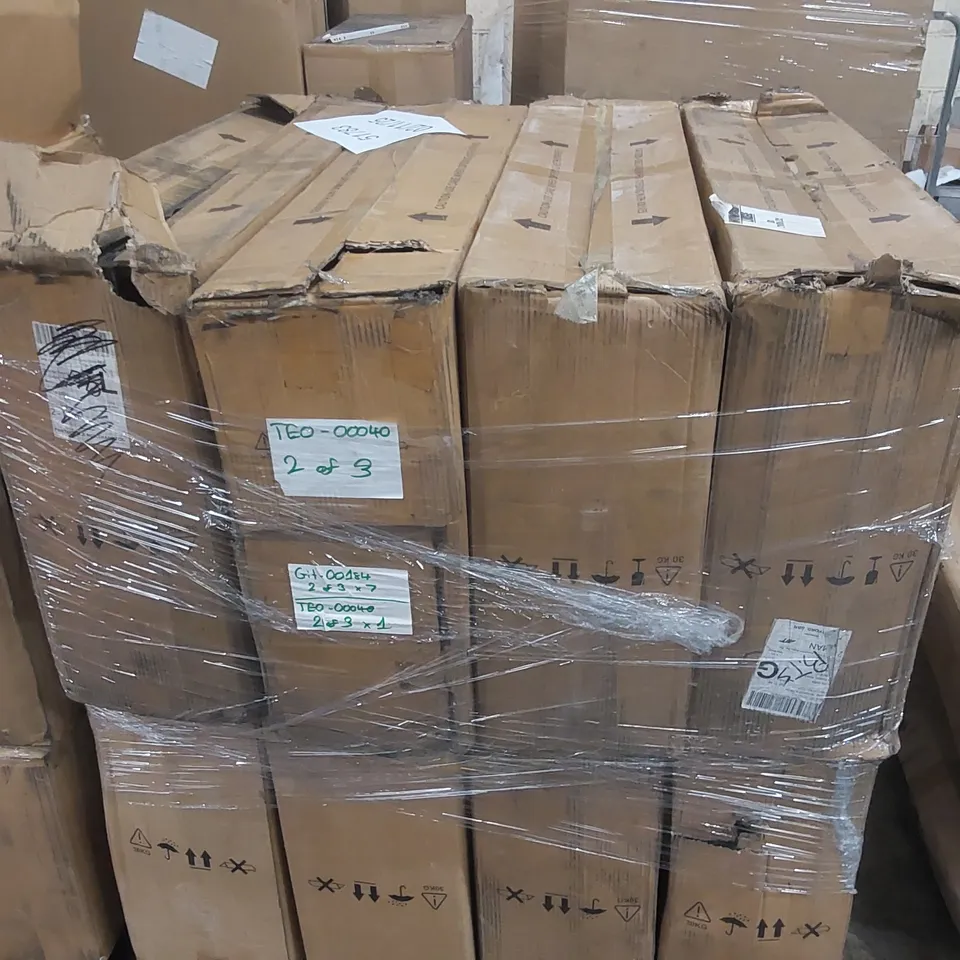 PALLET CONTAINING A LARGE QUANTITY OF ASSORTED GARDEN FURNITURE PARTS