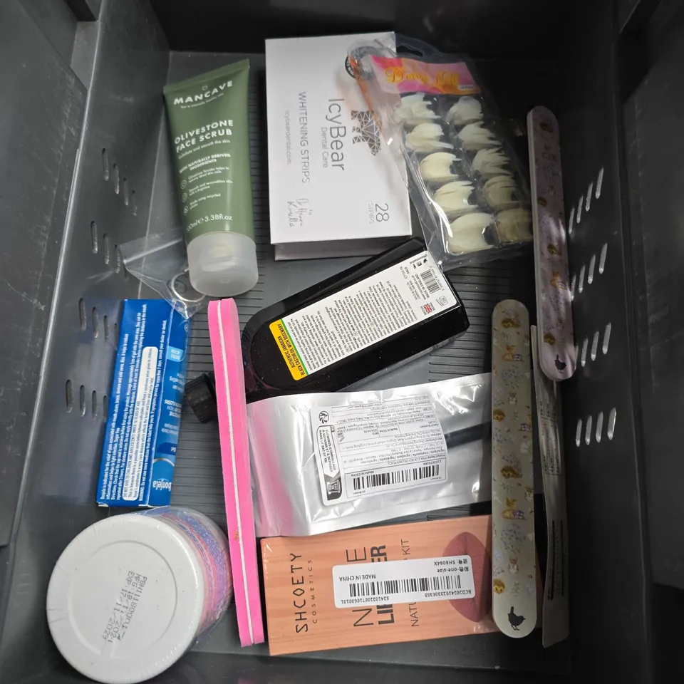 APPROXIMATELY 20 ASSORTED HEALTH & BEAUTY PRODUCTS TO INCLUDE - AVEENO BODY WASH - GIVE HYALURONIC CLEANSER - SKINNY TAN SELF TANNING MOUSSE - ETC