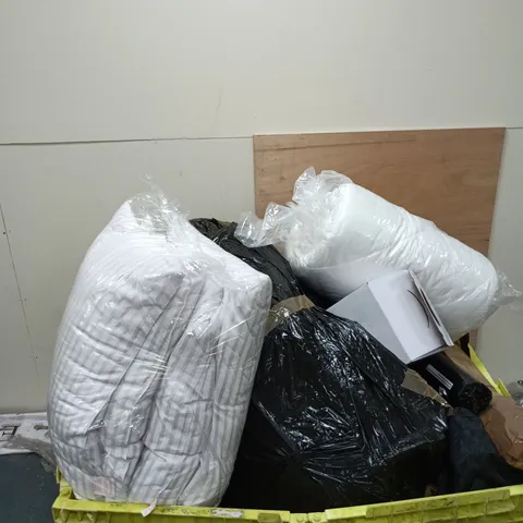 PALLET CONTAINING A LARGE AMOUNT OF ASSORTED ITEMS TO INCLUDE SET OF 4 PILLOWS