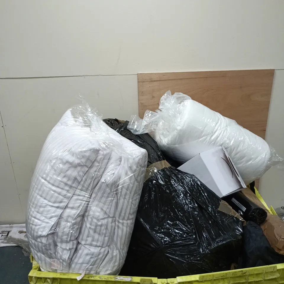 PALLET CONTAINING A LARGE AMOUNT OF ASSORTED ITEMS TO INCLUDE SET OF 4 PILLOWS