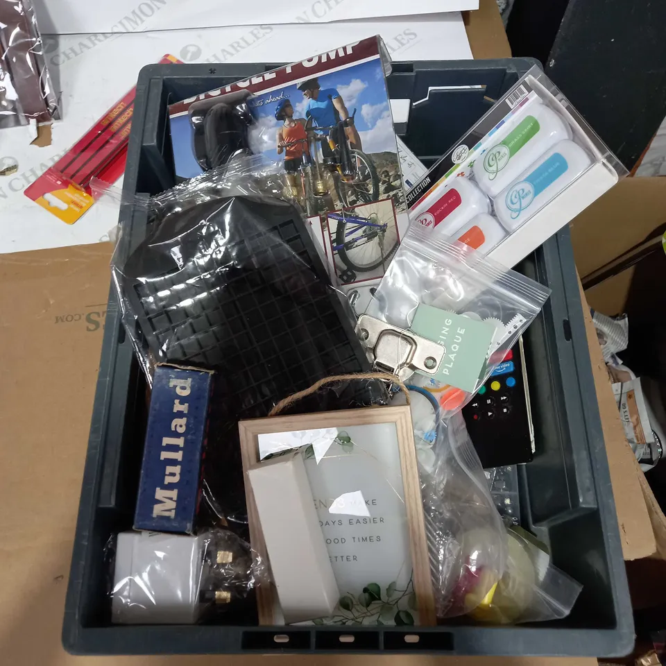 BOX OF APPROX 30 ASSORTED ITEMS TO INCLUDE - BIKE PUMPS, GUITAR TUNER, SUSPENDERS ETC