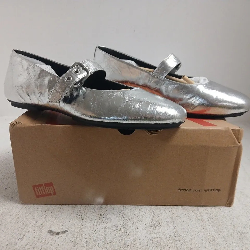 BOXED PAIR OF FITFLOP DELICATO METAALIC MARY JANES IN SILVER SIZE UK 8