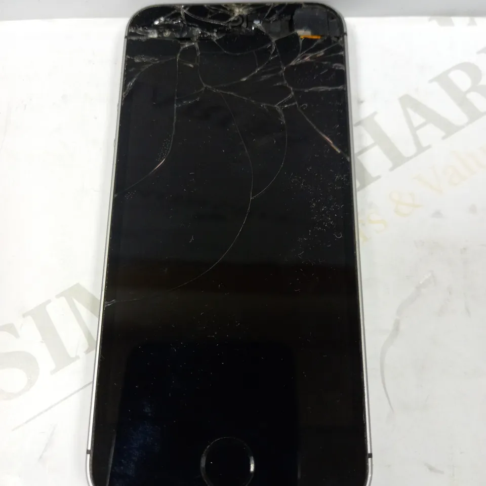 APPLE IPHONE SE (1ST GENERATION) - SILVER 