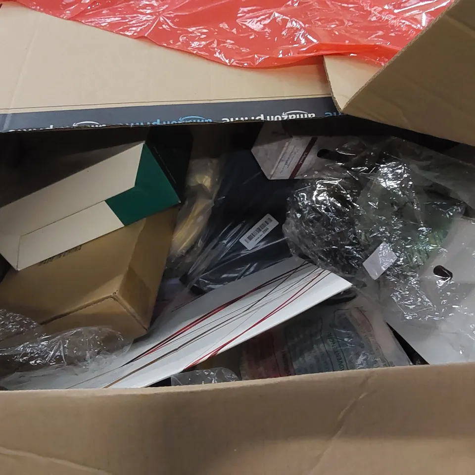 PALLET CONTAINING ASSORTED HOUSEHOLD PRODUCTS. INCLUDES HALLOWEEN MASK, VASE, PARTY GAME CARDS, GNOME, VACUUM STORAGE BAGS, CLOTHES ETC 