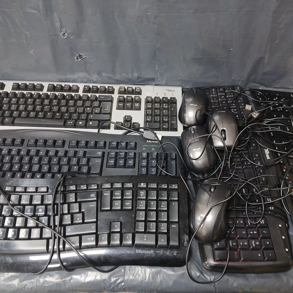 APPROXIMATELY 25 ASSORTED PERIPHERALS TO INCLUDE MICROSOFT 1482, TRUST 22695-02, LENOVO LXH-EKB-10YA, ETC - COLLECTION ONLY
