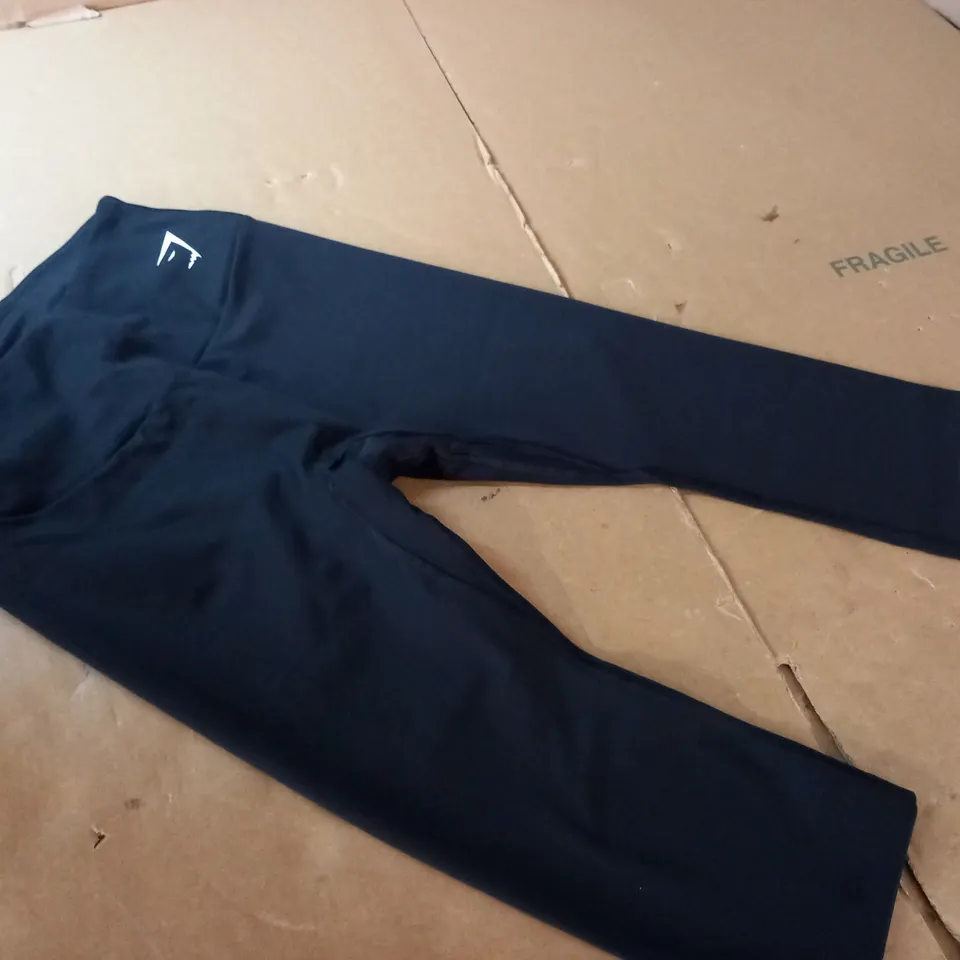 GYMSHARK BLACK TRAINING SHORTS - S