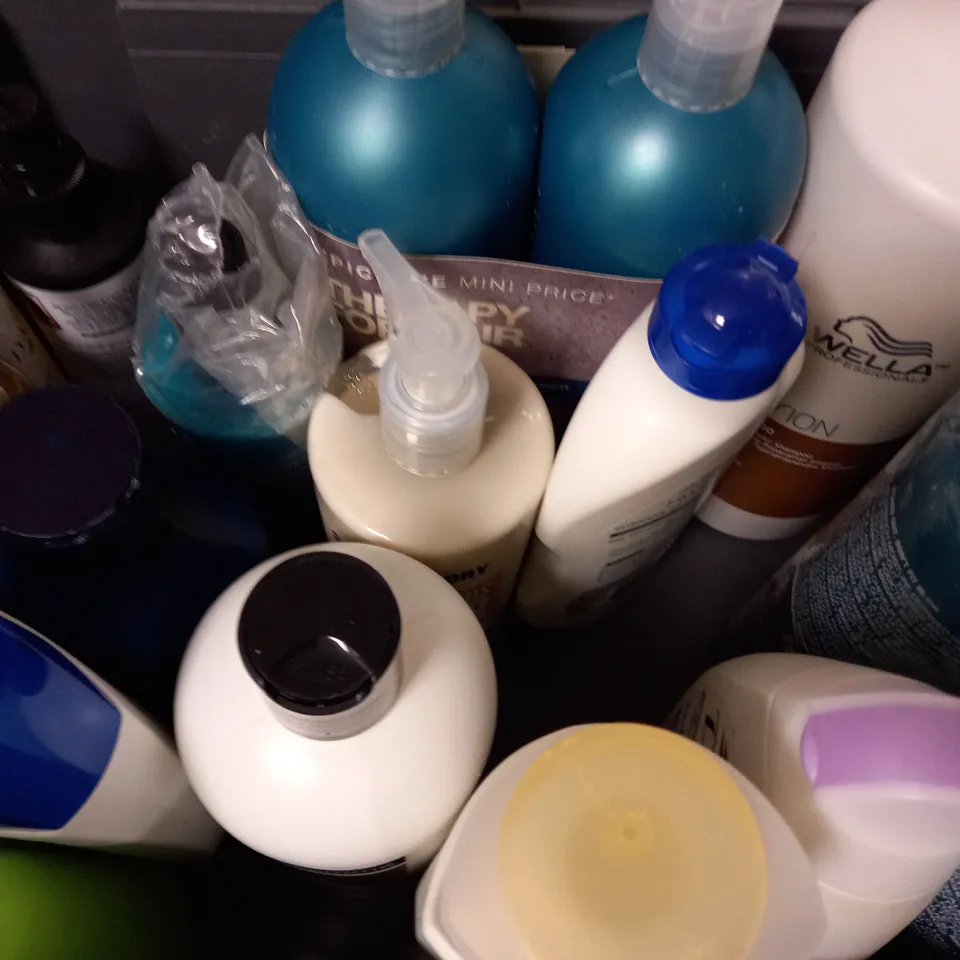 BOX OF APPROX 15 ASSORTED HEALTH AND BEAUTY ITEMS TO INCLUDE - HEAD & SHOULDERS CLASSIC CLEAN - PANTENE KERATIN SHAMPOO - GARNIER HYDRA LOCK ECT