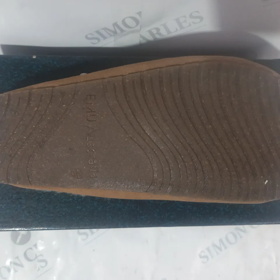 BOXED PAIR OF EMU MONCH CLOG SHOES IN CAMEL SIZE 7