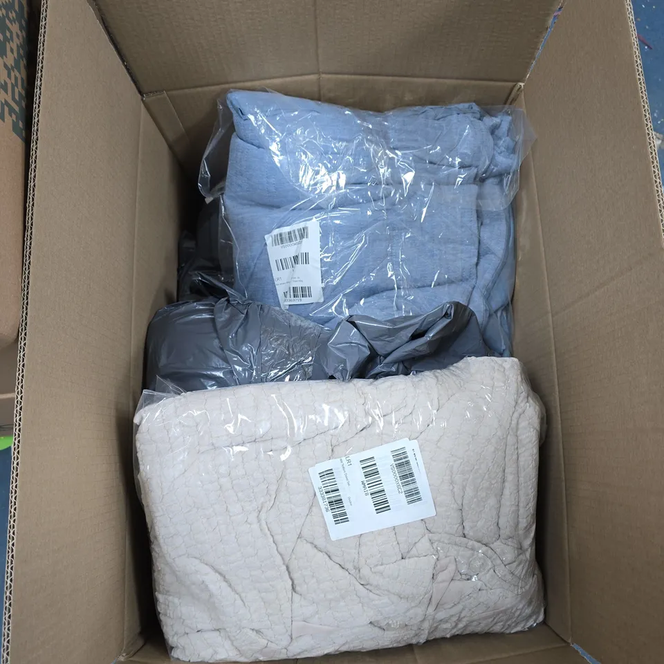 BOX OF APPROXIMATELY 7 ASSORTED ITEMS TO INCLUDE: TOWEL AND CHRISTMAS BEDDING