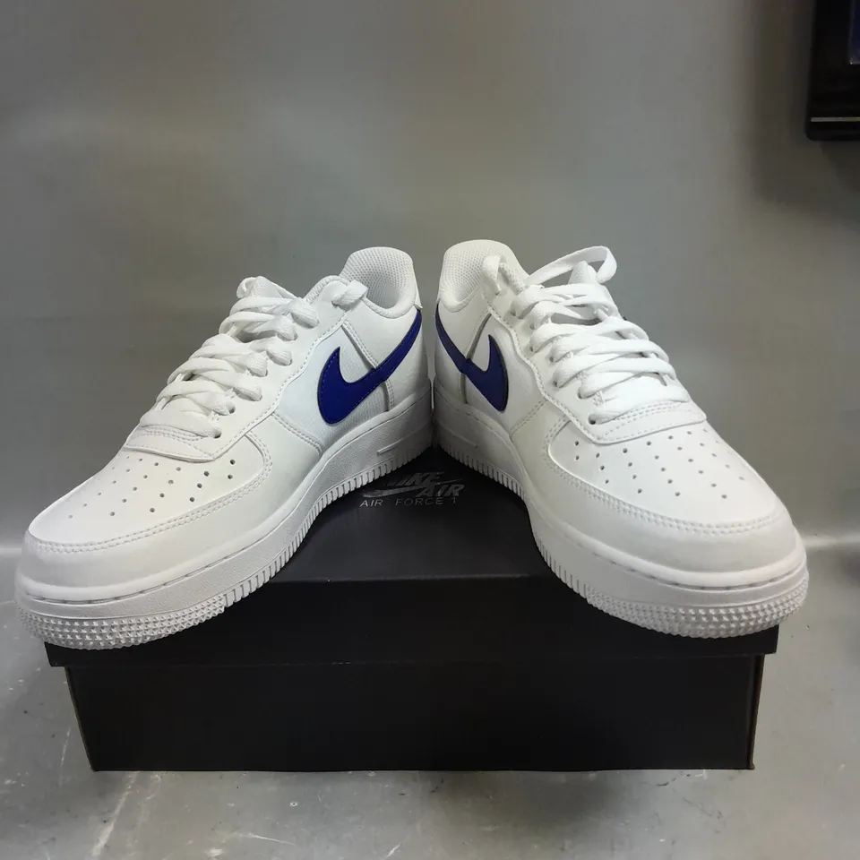 BOXED PAIR OF NIKE AIR FORCE 1 '07 TRAINERS IN WHITE/ROYAL BLUE - 6.5