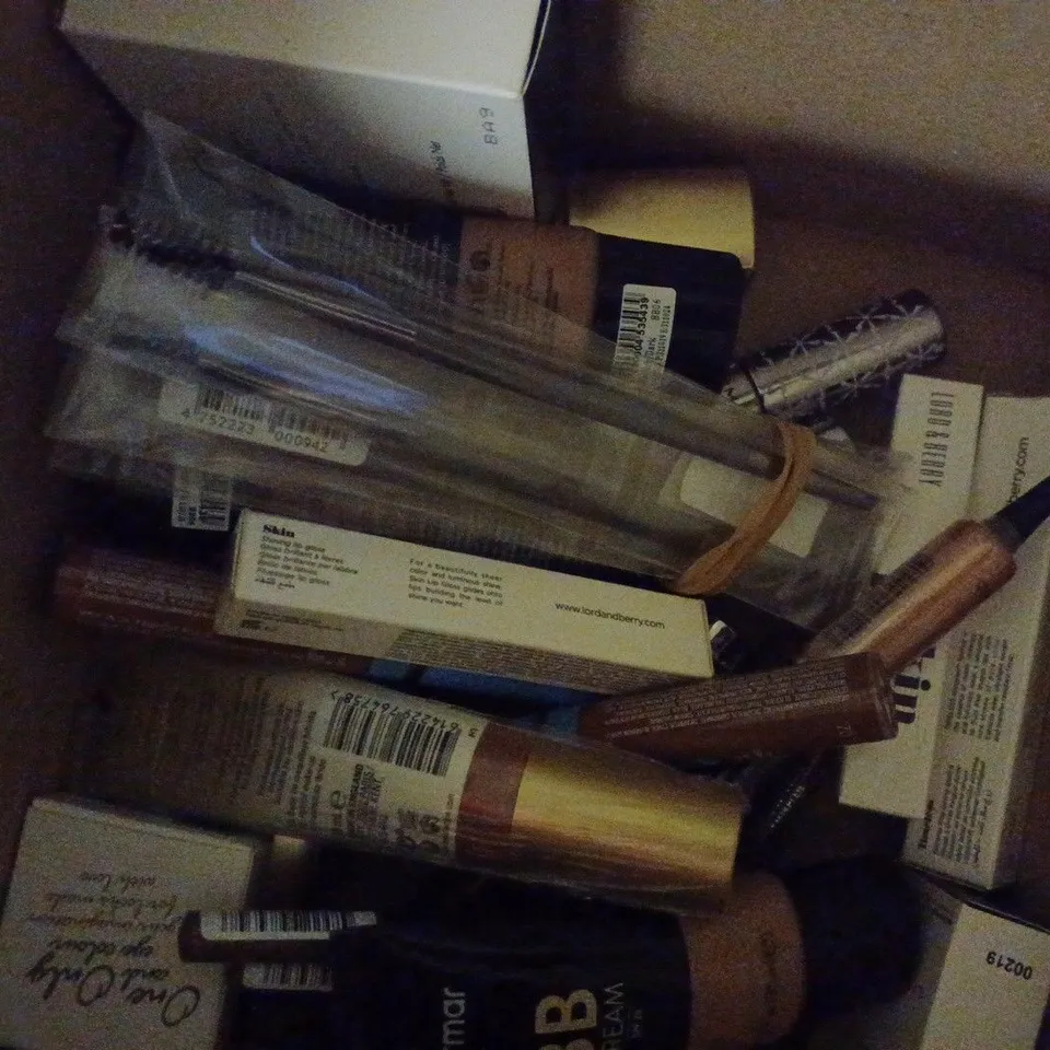 LOT OF APPROX 20 ASSORTED BEAUTY PRODUCTS TO INCLUDE FOUNDATION, LIPSTICK, BB CREAM, ETC 