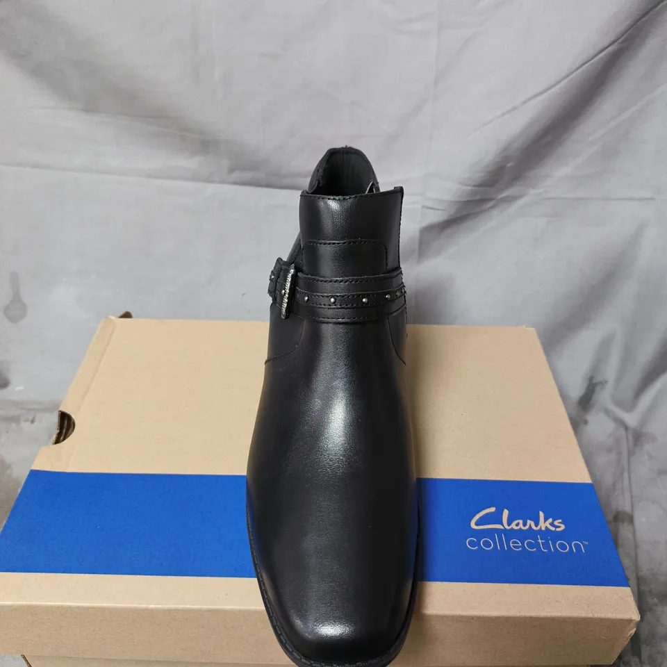 BOXED PAIR OF CLARKS COLLECTION WOMEN'S BLACK LEATHER ANKLE BOOTS - SIZE 7