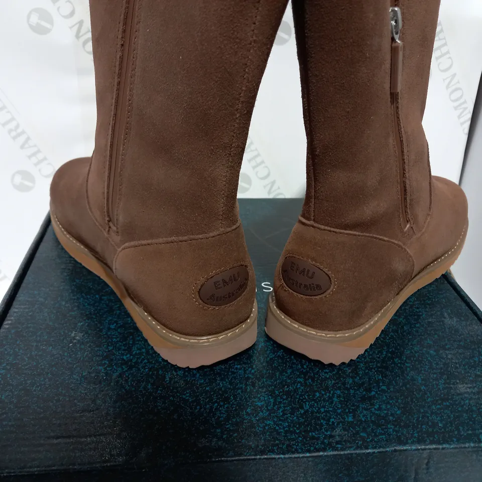 BOXED PAIR OF EMU OAK ANKLE BOOTS - SIZE 5