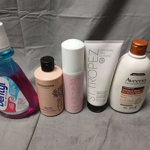APPROXIMATELY 15 ASSORTED HEALTH & BEAUTY PRODUCTS TO INCLUDE AVEENO, MOUTHWASH AND TREPADORA